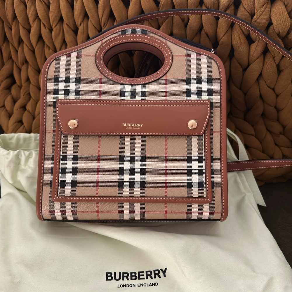 🔥Hot Find 🔥 NWOT Burberry Mini Pocket Bag